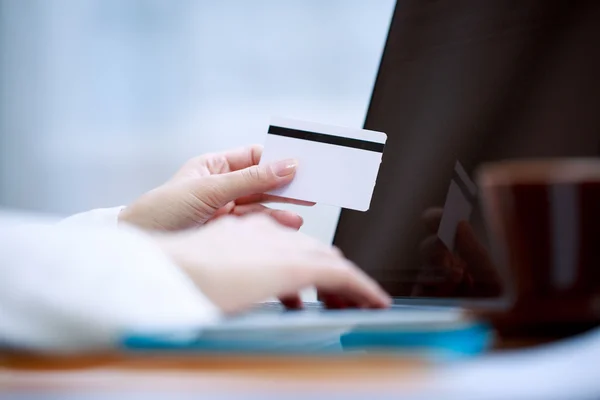 Primer plano de la mano con tarjeta en blanco — Foto de Stock