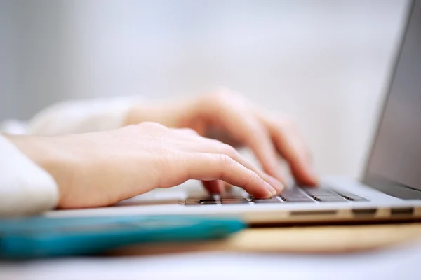 Tiro de close-up digitando no teclado do laptop — Fotografia de Stock
