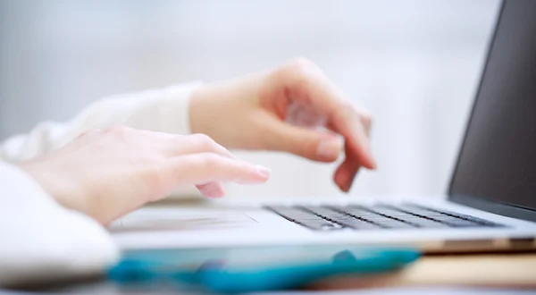 Primo piano colpo digitando sulla tastiera del computer portatile — Foto Stock