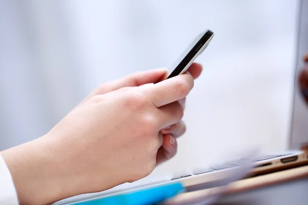 Primer plano de una mujer usando un teléfono inteligente — Foto de Stock