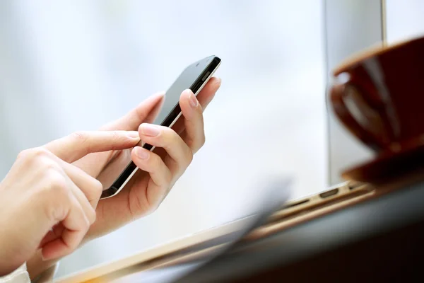 Primer plano de una mujer usando un teléfono inteligente — Foto de Stock