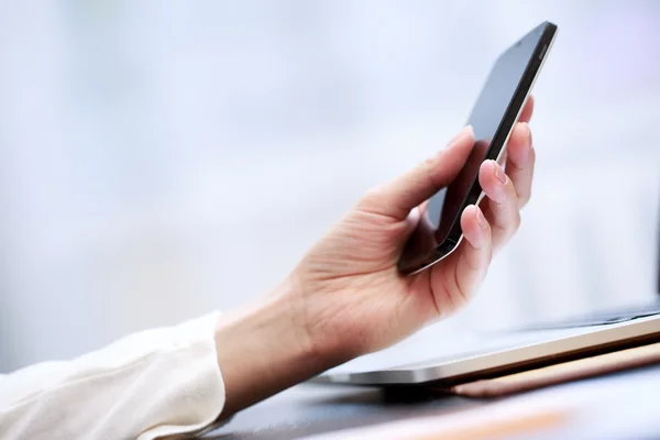 Primer plano de una mujer usando un teléfono inteligente — Foto de Stock