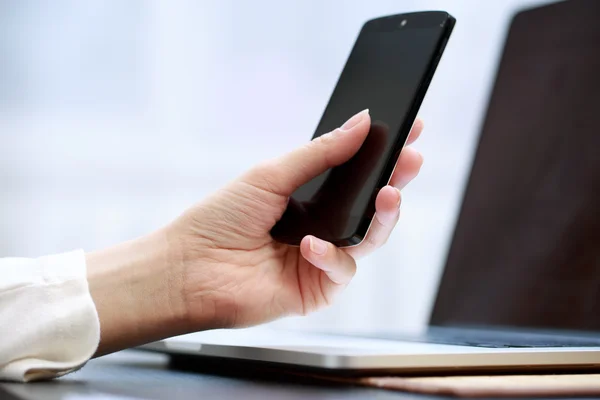 Woman using a mobile phone — Stock Photo, Image