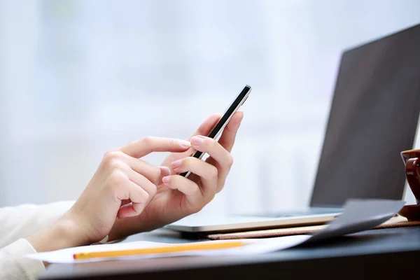 Frau benutzt Mobiltelefon — Stockfoto