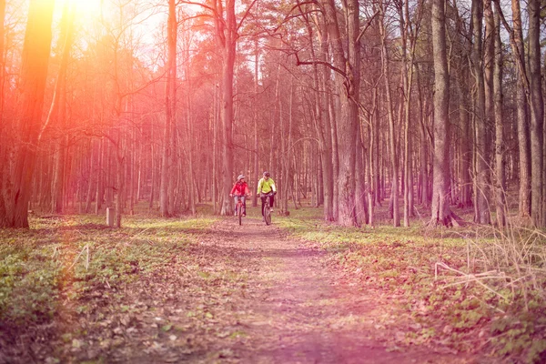 Jonge mensen paardrijden fietsen — Stockfoto