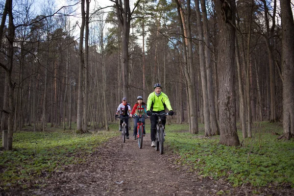 Young people riding bikes — Stock Photo, Image