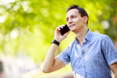 cep telefonuyla konuşan yakışıklı genç adam