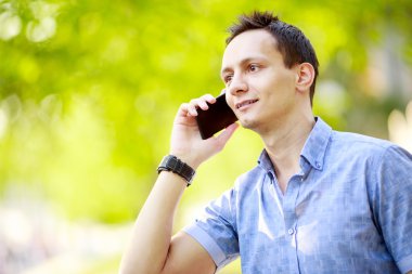 cep telefonuyla konuşan yakışıklı genç adam