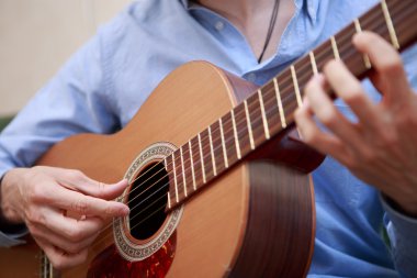 Klasik, akustik gitar çalmaya adam
