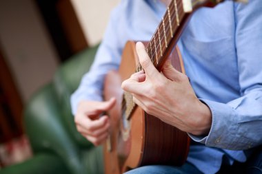Klasik, akustik gitar çalmaya adam