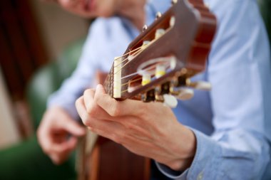 Genç müzisyen akustik gitar çalmak