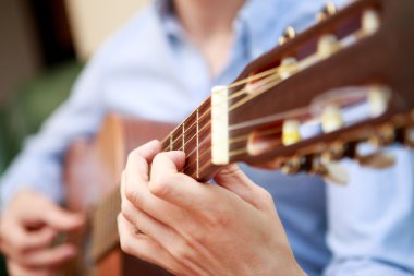 Genç müzisyen akustik gitar çalmak
