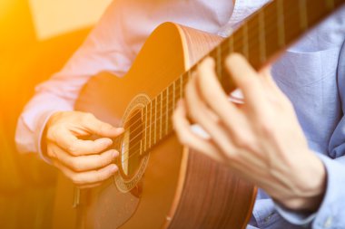 Genç müzisyen akustik gitar çalmak