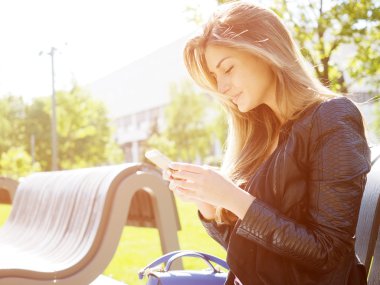 Genç kadın yazarak sms mesajı