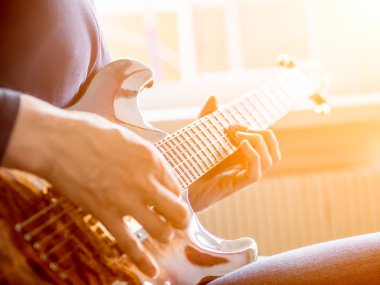 Erkek el akustik gitar çalmaya. Yakın çekim.