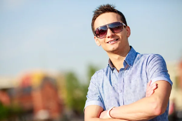 Portret van een trendy jongeman in de stad — Stockfoto