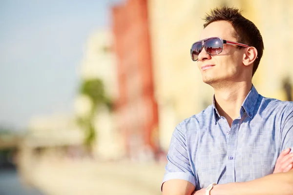 Portret van een knappe jonge man met zonnebril — Stockfoto
