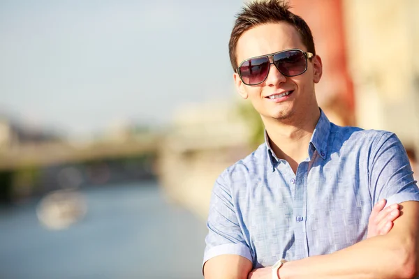 Retrato de un joven guapo con gafas de sol — Foto de Stock