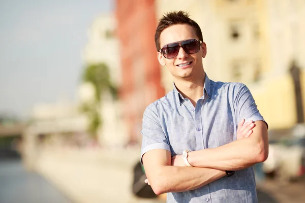 Portrait d'un beau jeune homme avec des lunettes de soleil — Photo