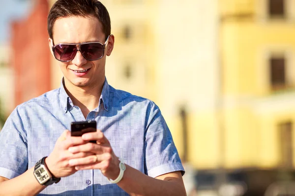 Retrato exterior de hombre con teléfono móvil en la calle . — Foto de Stock