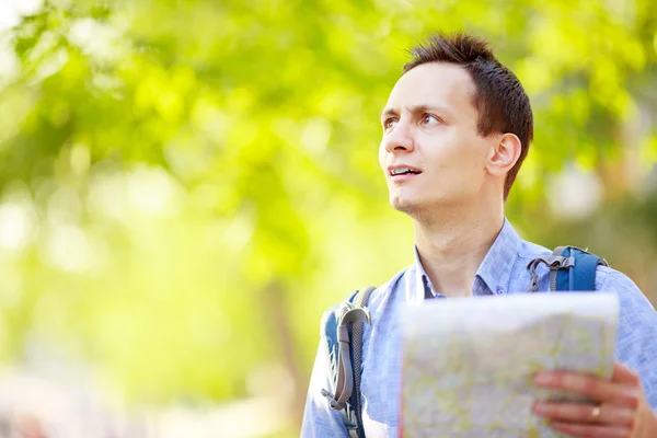 Junger Mann mit Landkarte im Freien — Stockfoto