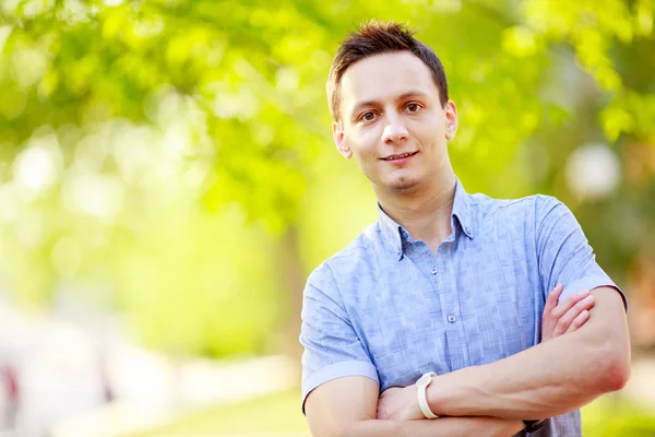 Junger Mann im Freien — Stockfoto