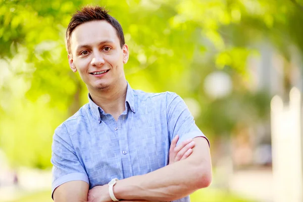 Hombre joven al aire libre retrato — Foto de Stock