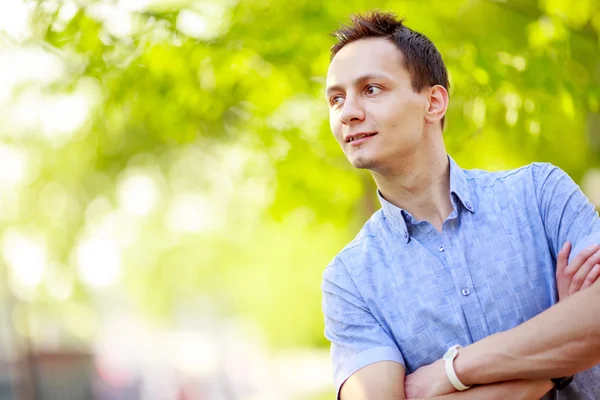 Hombre joven al aire libre retrato — Foto de Stock