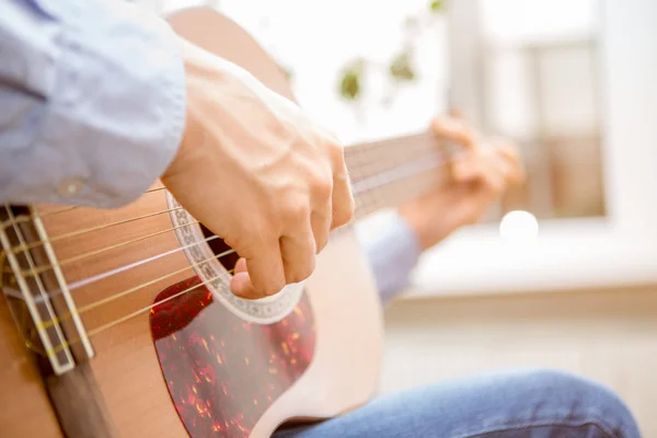 Klasik, akustik gitar çalmaya adam — Stok fotoğraf