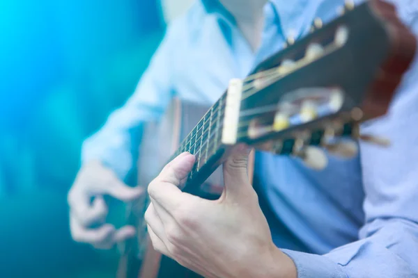 Joven músico tocando en la guitarra acústica —  Fotos de Stock