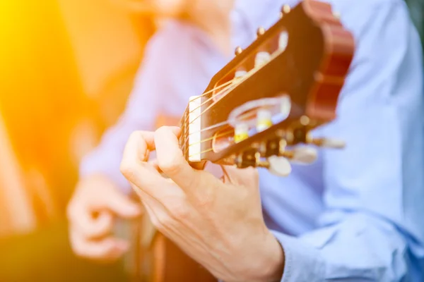 Joven músico tocando en la guitarra acústica — Foto de Stock