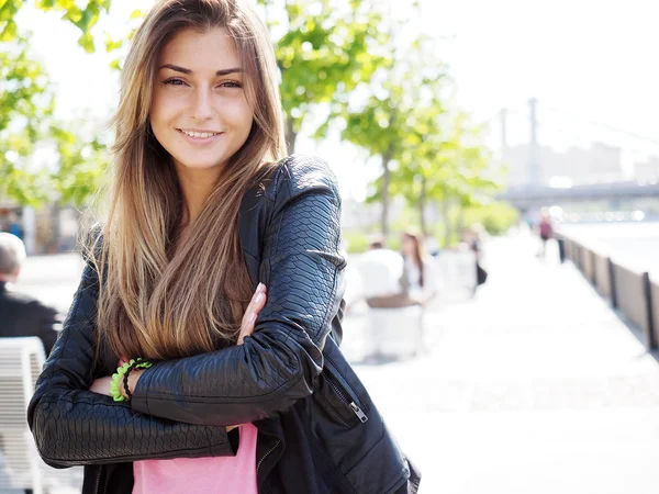 Retrato de uma jovem mulher bonita . — Fotografia de Stock