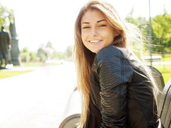 Retrato de una mujer joven y bonita . — Foto de Stock