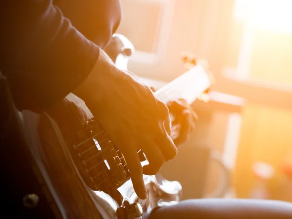 Männliche Hand, die auf akustischer Gitarre spielt. Nahaufnahme. — Stockfoto