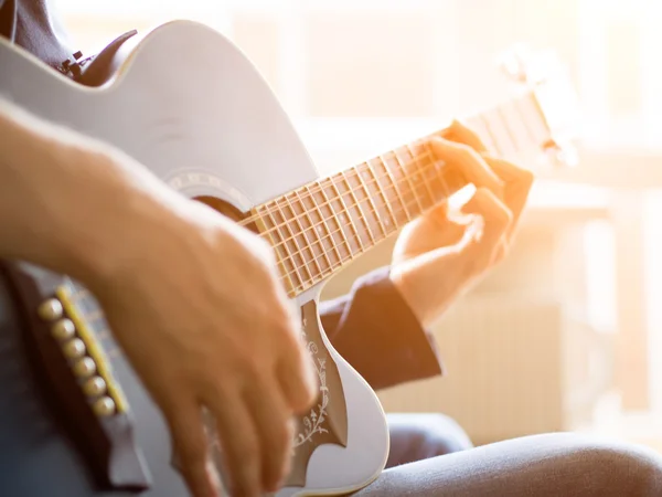 Männliche Hand, die auf akustischer Gitarre spielt. Nahaufnahme. — Stockfoto