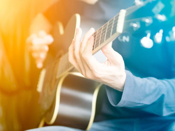 Male hand playing on acoustic guitar. Close-up. — Stock Photo, Image