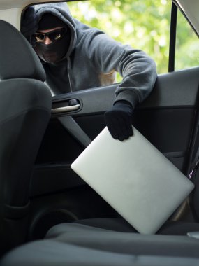 Araba hırsızlığı - boş bir araba pencereden varlık kaypak laptop.