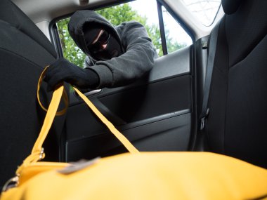 Ulaşım suç kavramı. Arabadaki çantayı çalan hırsız