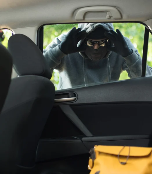 Conceito de crime de transporte .Thief roubando saco do carro — Fotografia de Stock