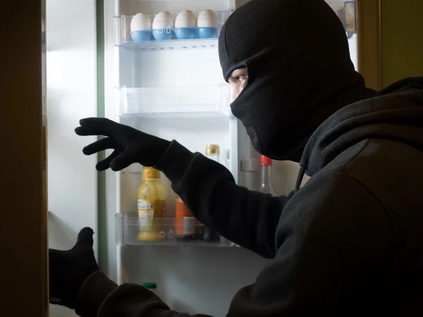 Ladro. Uomo in maschera nera con una torta . — Foto Stock