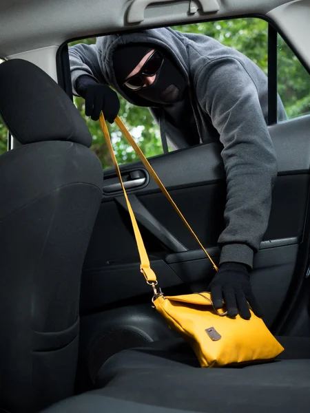 Transporte concepto de crimen .Thief robar bolsa del coche — Foto de Stock