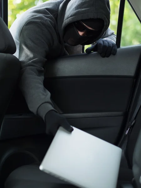 偷车-一台笔记本电脑被盗空置车窗外. — 图库照片