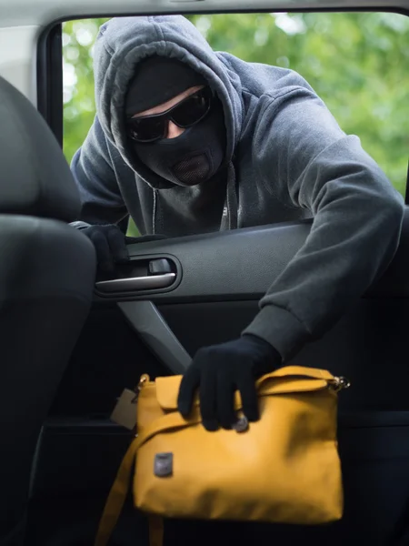 Conceito de crime de transporte .Thief roubando saco do carro — Fotografia de Stock