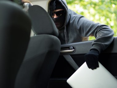 Araba hırsızlığı - boş bir araba pencereden varlık kaypak laptop.