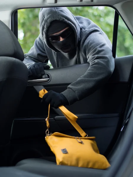Transporte concepto de crimen .Thief robar bolsa del coche — Foto de Stock