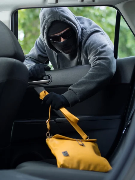 Concept de crime de transport .Thief voler sac de la voiture — Photo