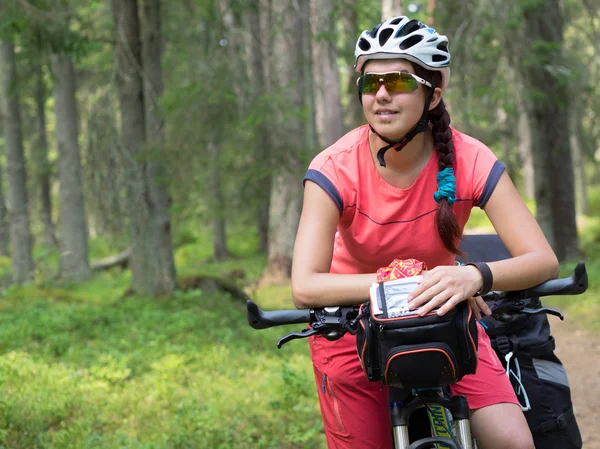 Femme en vélo sur le sentier forestier dans la journée ensoleillée — Photo