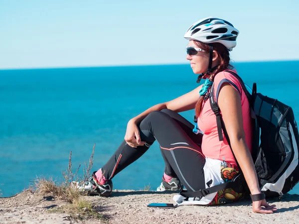 Frau sitzt auf Felsen über Meereslandschaft — Stockfoto