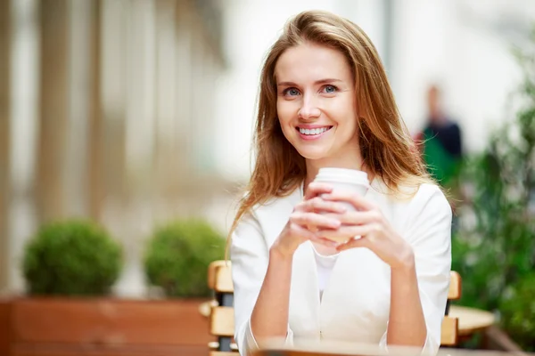 通りのカフェでコーヒーを飲む女性 — ストック写真