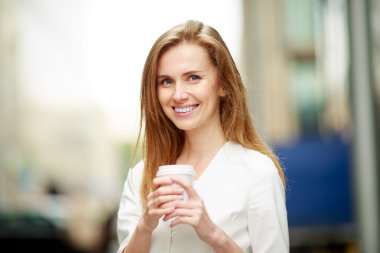 Kahve git sokakta genç kadınla. Ufuk arka plan.